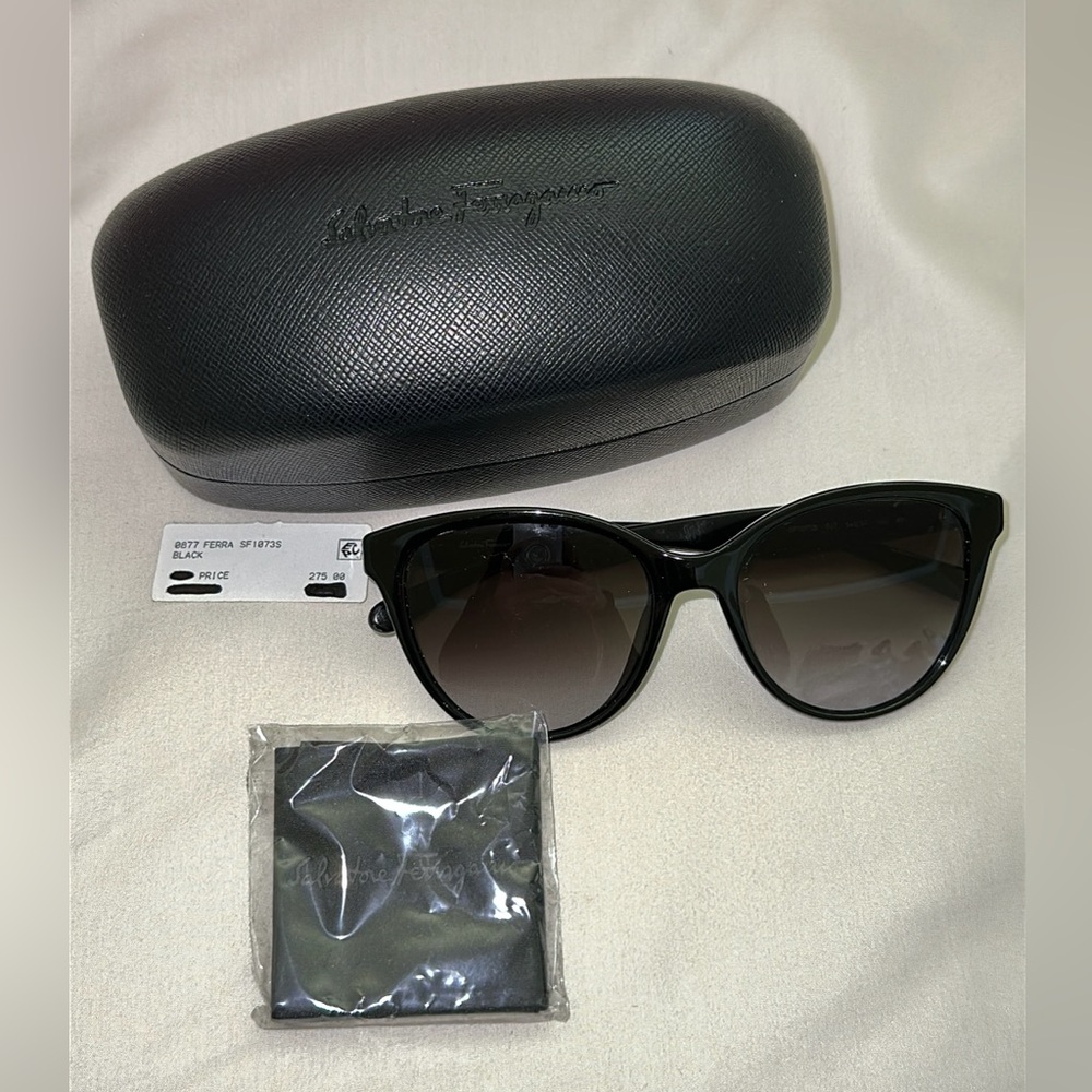 BNWT Ferragamo Classic 54mm Cat Eye Black Sunglasses 😎✨ original case + cloth!